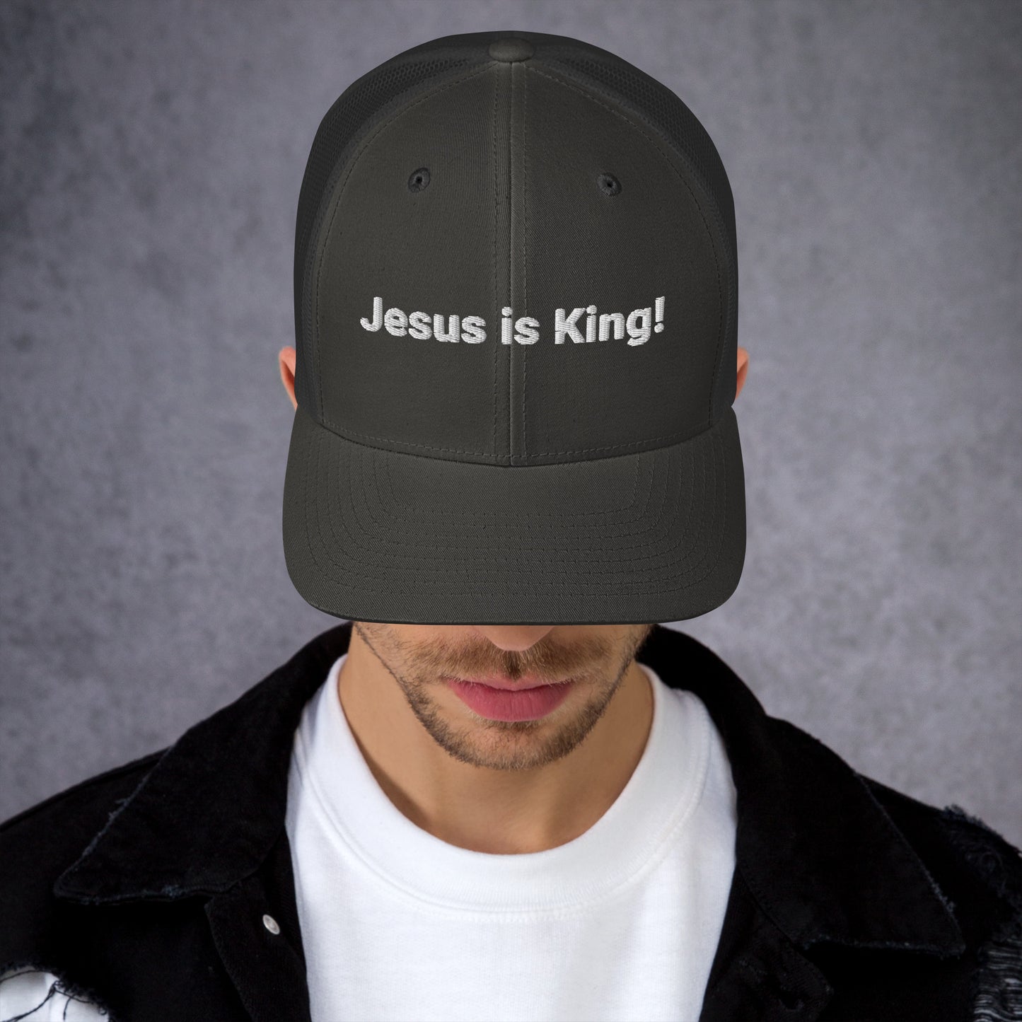 "Relaxed trucker cap with a breathable design for casual wear."