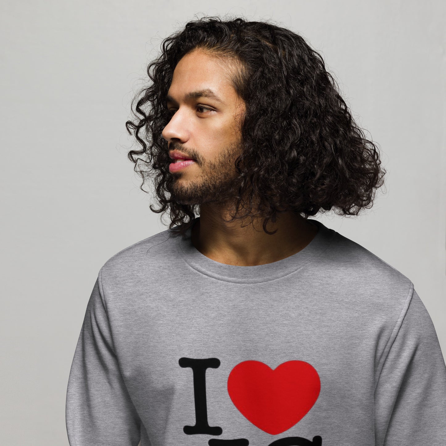 "Pure, sustainable organic cotton sweatshirt with a comfortable fit.v