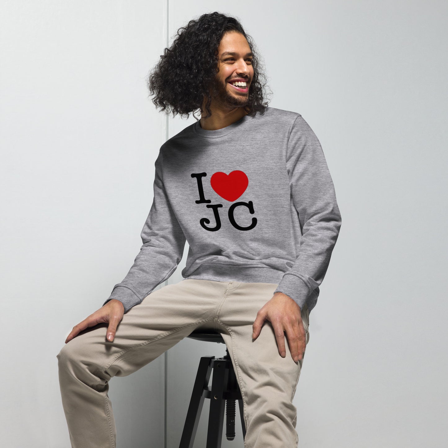 Timeless organic sweatshirt that combines comfort and sustainability