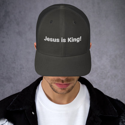 "Relaxed trucker cap with a breathable design for casual wear."


